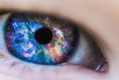 blue eye with kaleidoscope of colors reflecting and text "clairvoyant readers are visual"